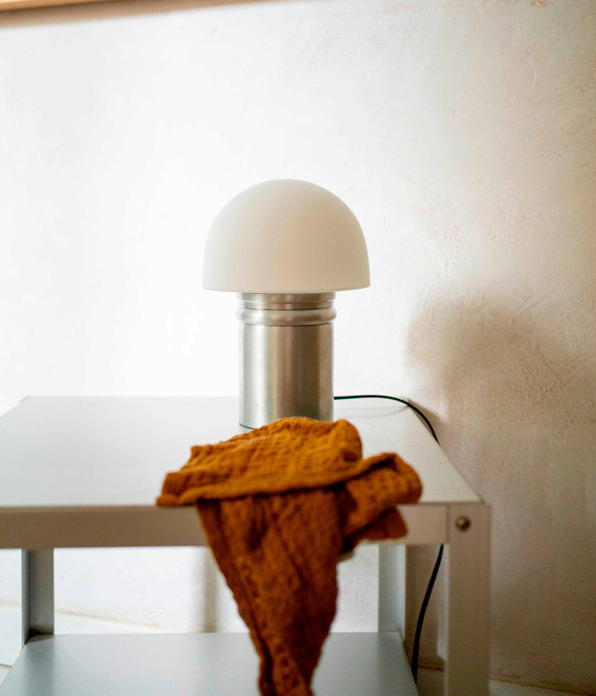 La Quincaillerie moderne - Lampe à poser Odyssée, aluminium brossé, Opaline
