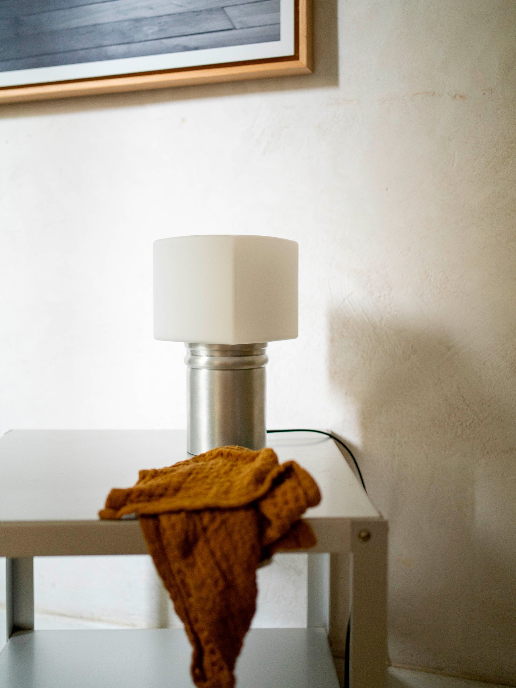 La Quincaillerie moderne - Lampe à poser Odyssée, aluminium brossé, Opaline