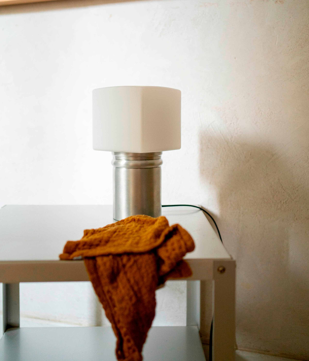 La Quincaillerie moderne - Lampe à poser Odyssée, aluminium brossé, Opaline