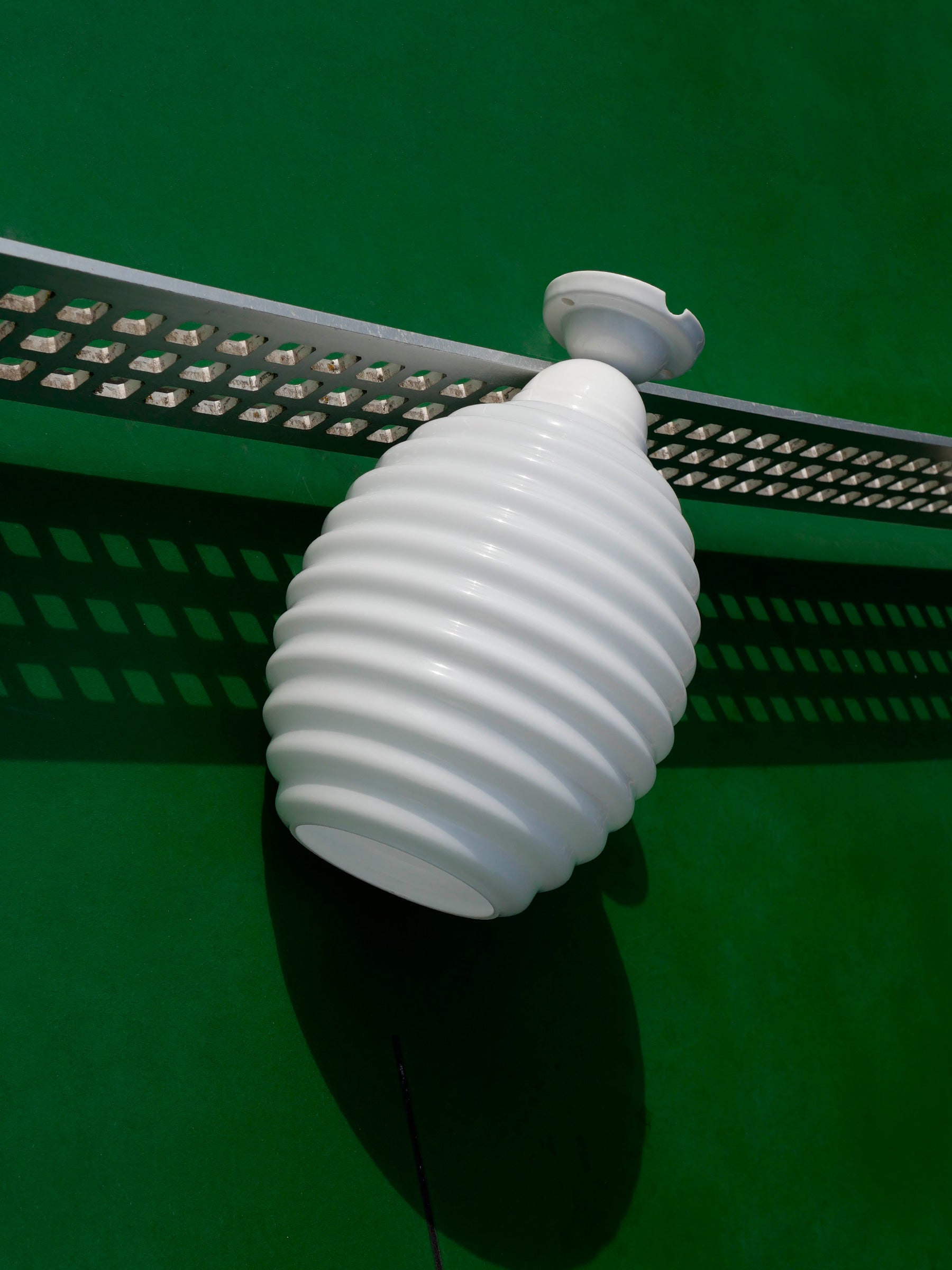 La Quincaillerie moderne - Plafonnier "Skyline" en porcelaine émaillée et verre opalin, verrerie "Anneaux III". 