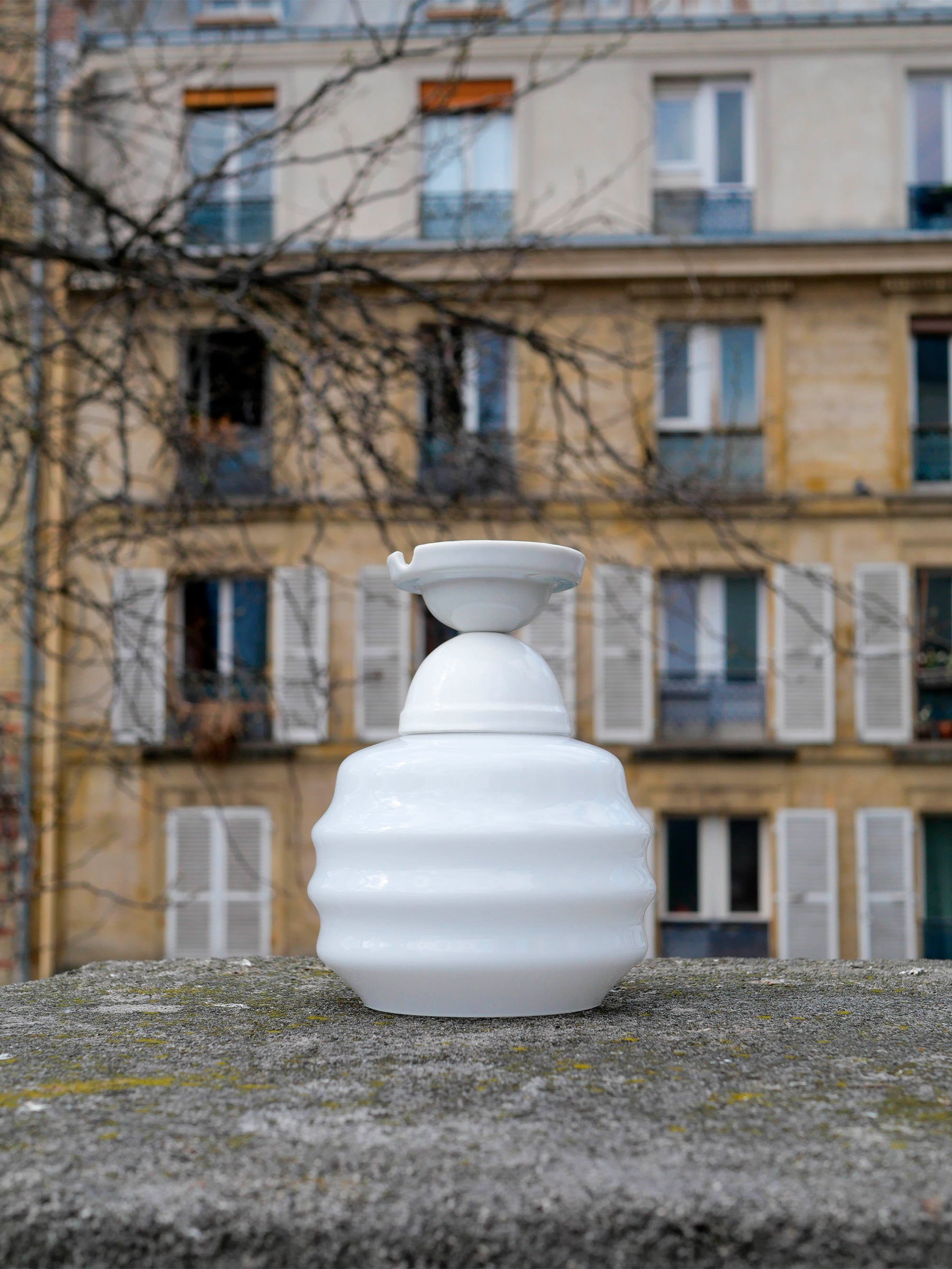 La Quincaillerie moderne - Plafonnier "Skyline" en porcelaine émaillée et verre opalin, verreree "Plissé". 