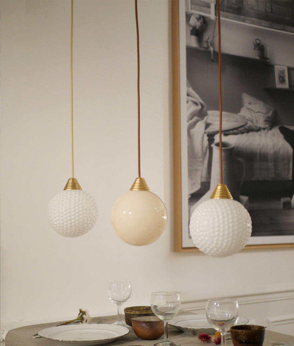 La Quincaillerie moderne - Suspensions Babel Verrerie opaline satinee, chapeau de fixation laiton