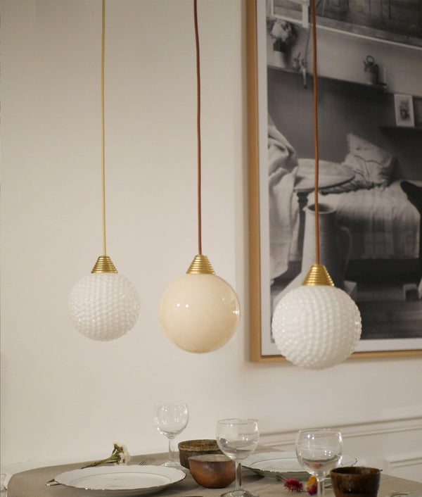 La Quincaillerie moderne - Suspensions Babel Verrerie opaline satinee, chapeau de fixation laiton