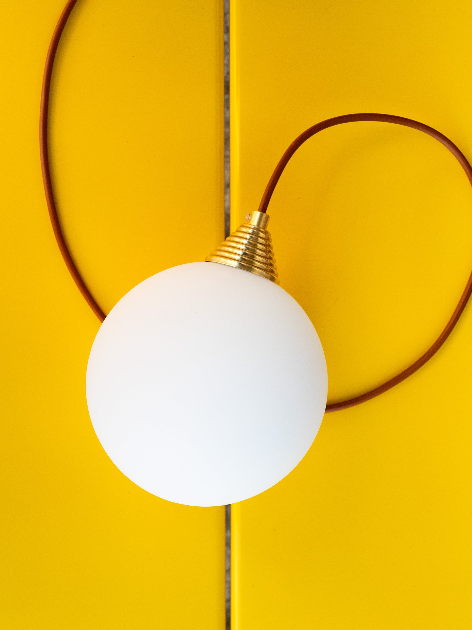 La Quincaillerie moderne - Suspension "Babel" en opaline mate, grand globe, câble marron. 