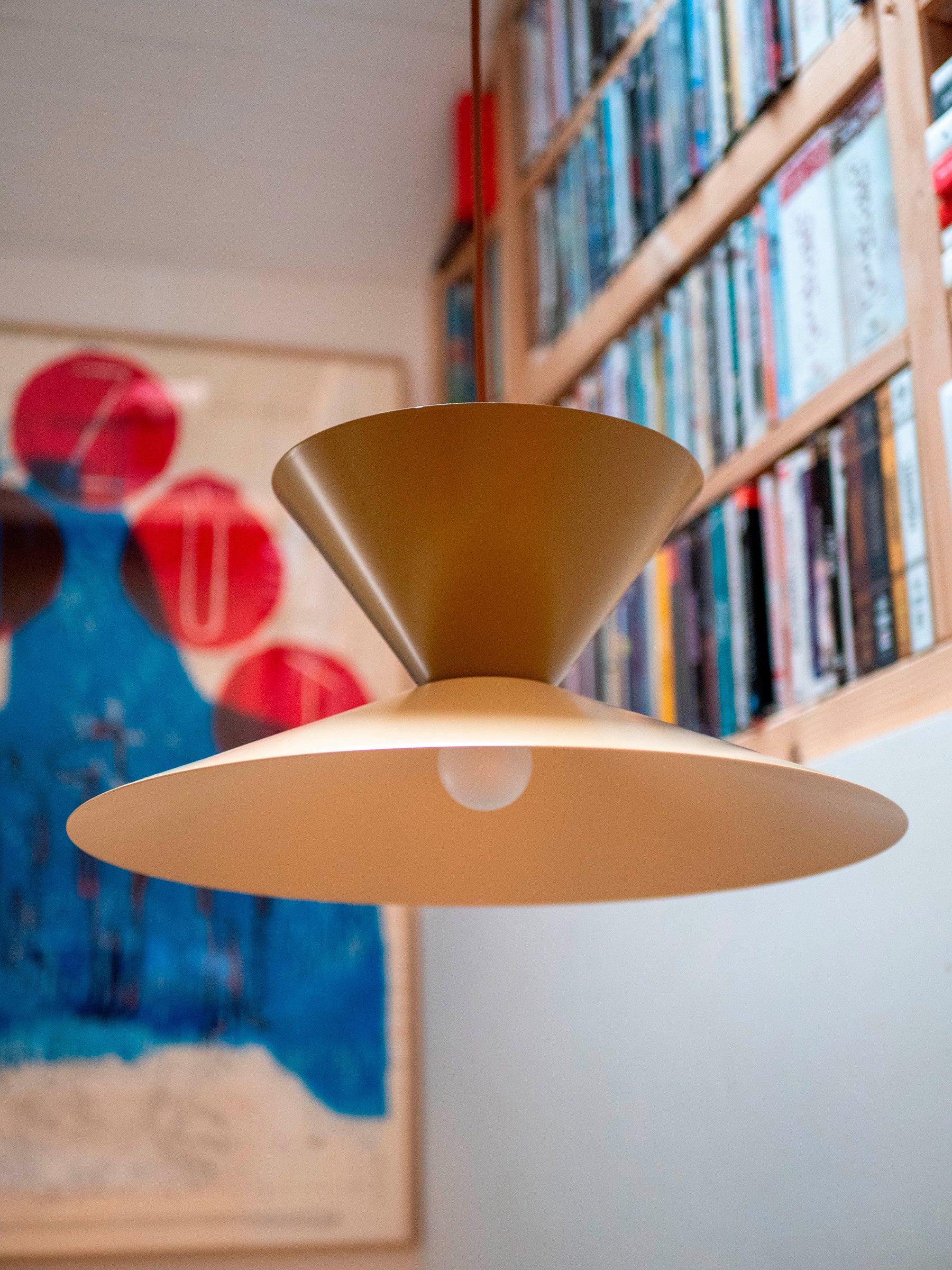 La Quincaillerie moderne - Suspension "Belle de nuit" double beige et brun mordoré. Fabriquée en italie. Détail des abat-jour en aluminium peint. 