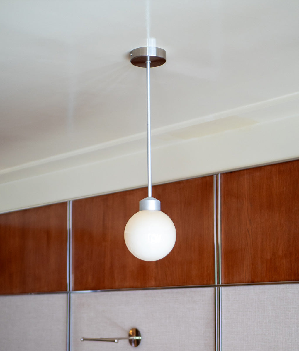 La Quincaillerie moderne - Suspension Bistro Métal verrerie opaline chez Café Dom - Paris