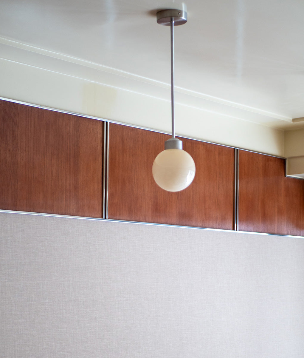 La Quincaillerie moderne - Suspension Bistro Métal verrerie opaline chez Café Dom - Paris