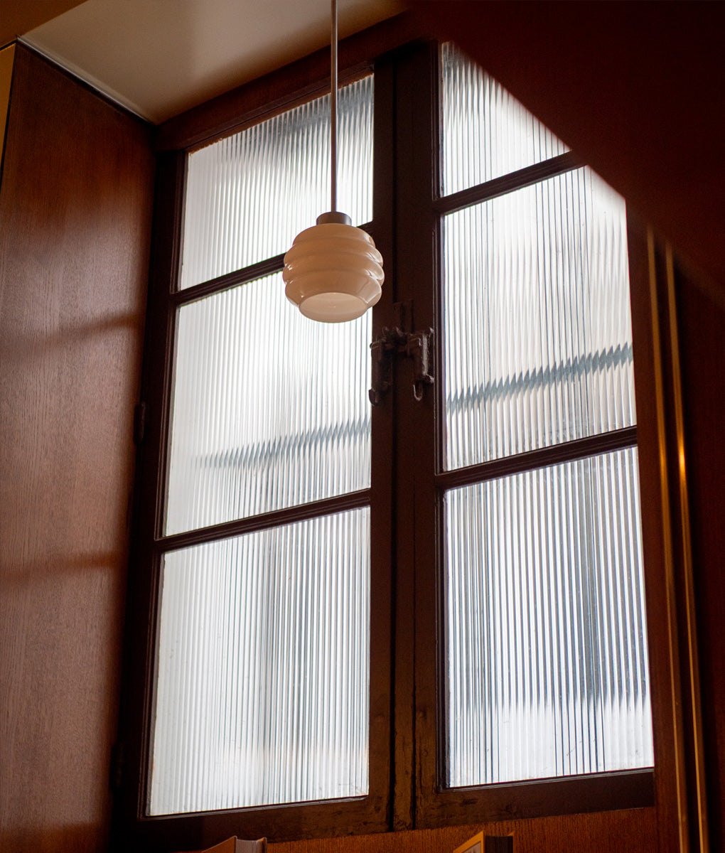 La Quincaillerie moderne - Suspension Bistro Métal verrerie opaline chez Café Dom - Paris