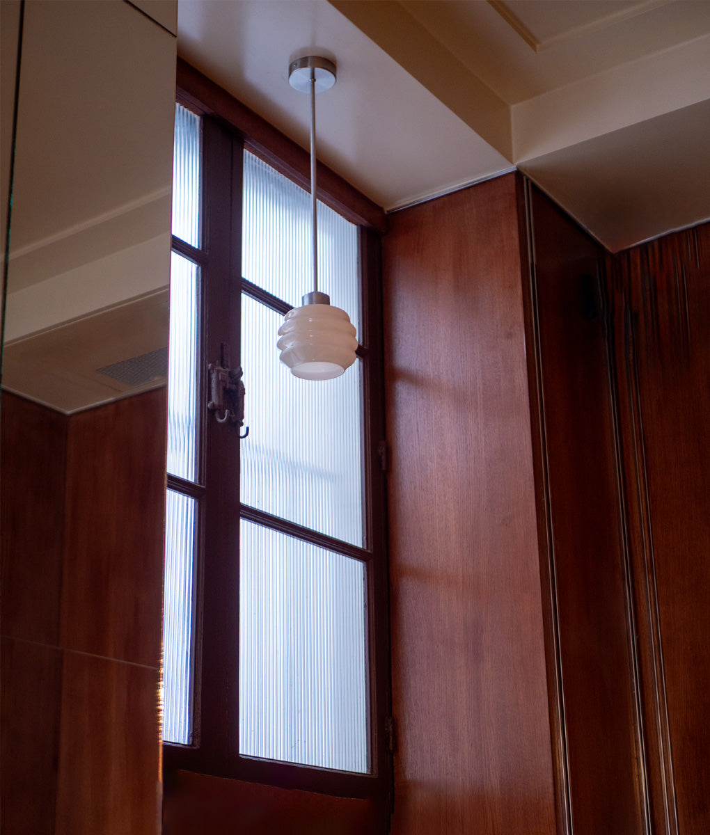 La Quincaillerie moderne - Suspension Bistro Métal verrerie opaline chez Café Dom - Paris