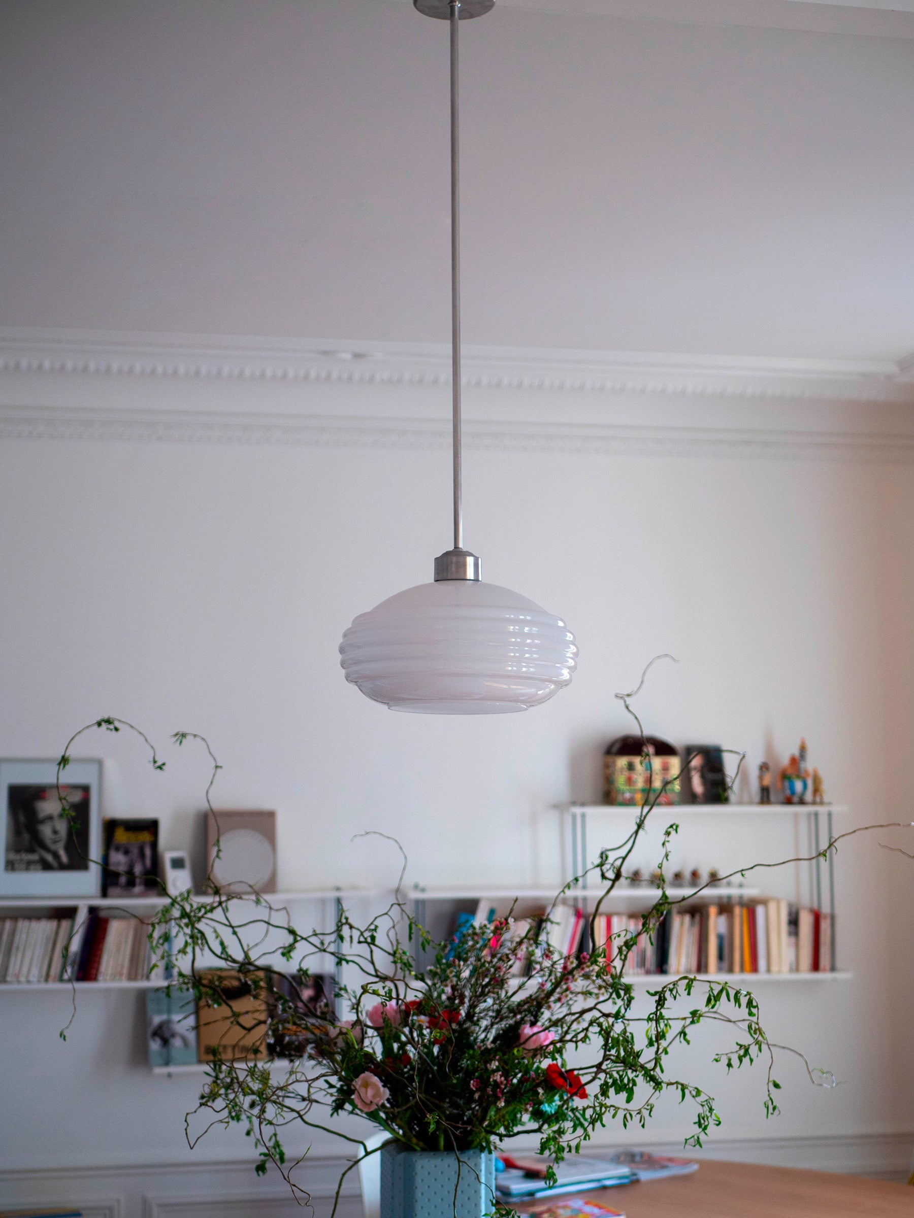 La Quincaillerie moderne - Suspension "Bistro" métal, grande verrerie en opaline satinée "Anneaux II"