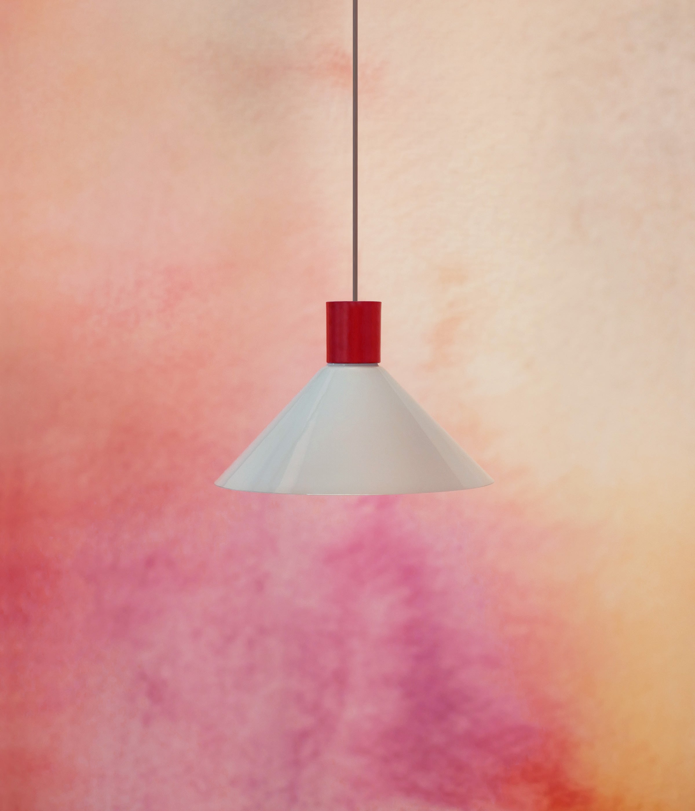 La Quincaillerie moderne - Suspension "Délices" , opaline bleue, aluminium peint en rouge cardinal, fabriquée en Europe 