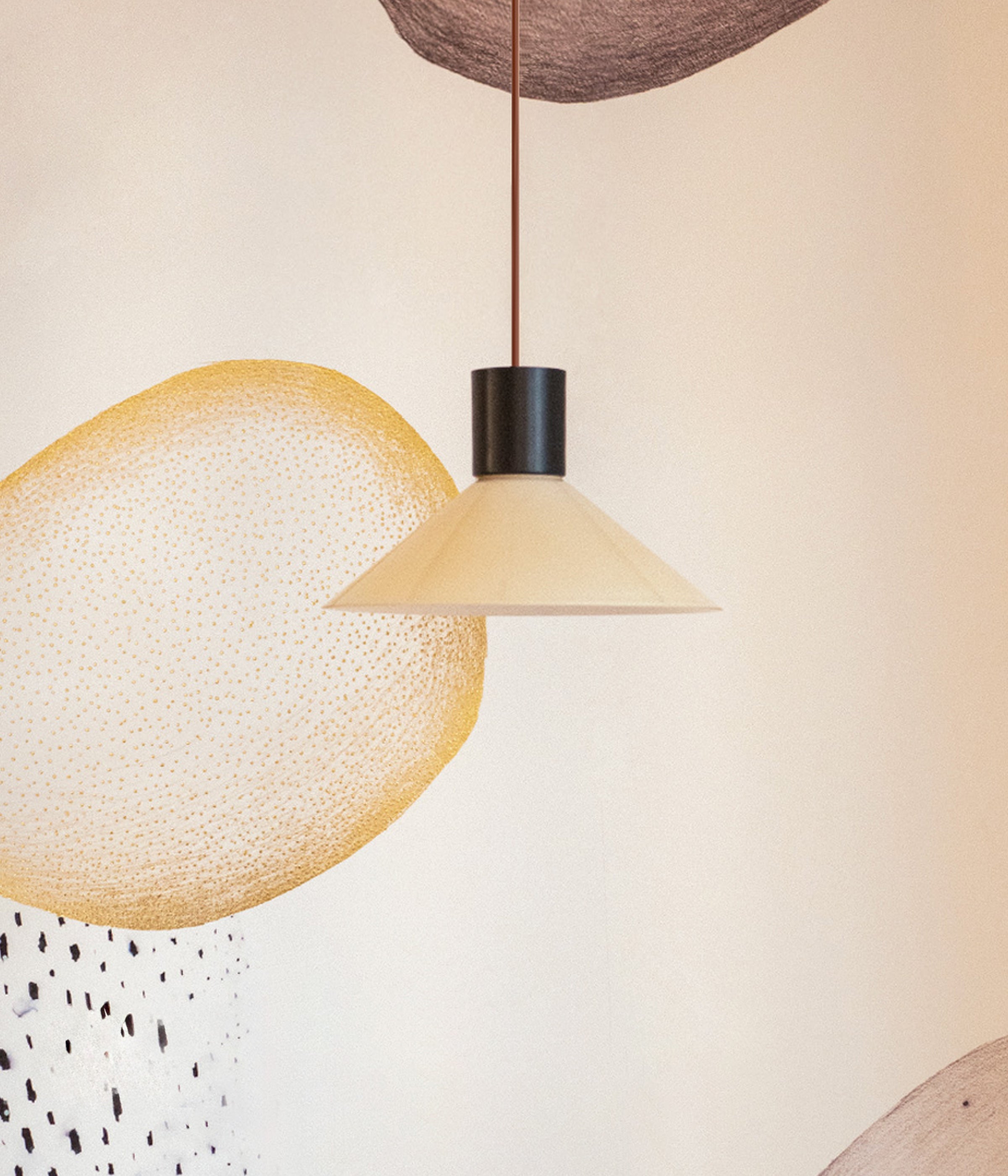 La Quincaillerie moderne - Suspension "Délices" , opaline, métal peint, fabriquée en Europe 
