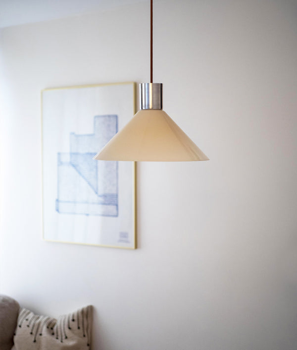 LQM Suspension "Délices", verrerie opaline satinée crème cache douille métal brut