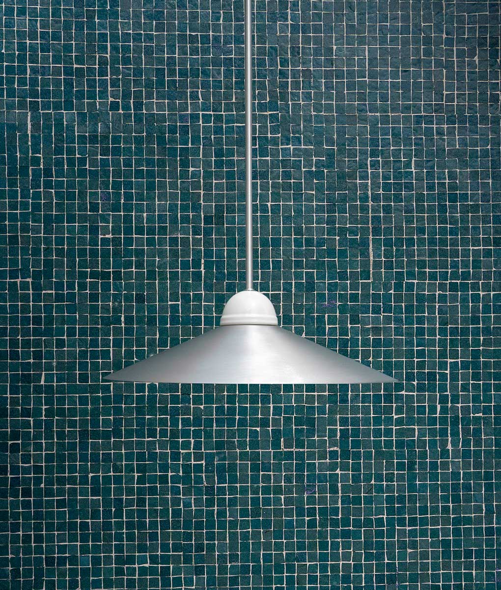 La Quincaillerie moderne - Luste "Démodé", aluminium brossé et porcelaine émaillée blanche. Abat-jour évasé en aluminium brossé. Fabrication artisanale en Italie, assemblé à Paris. 