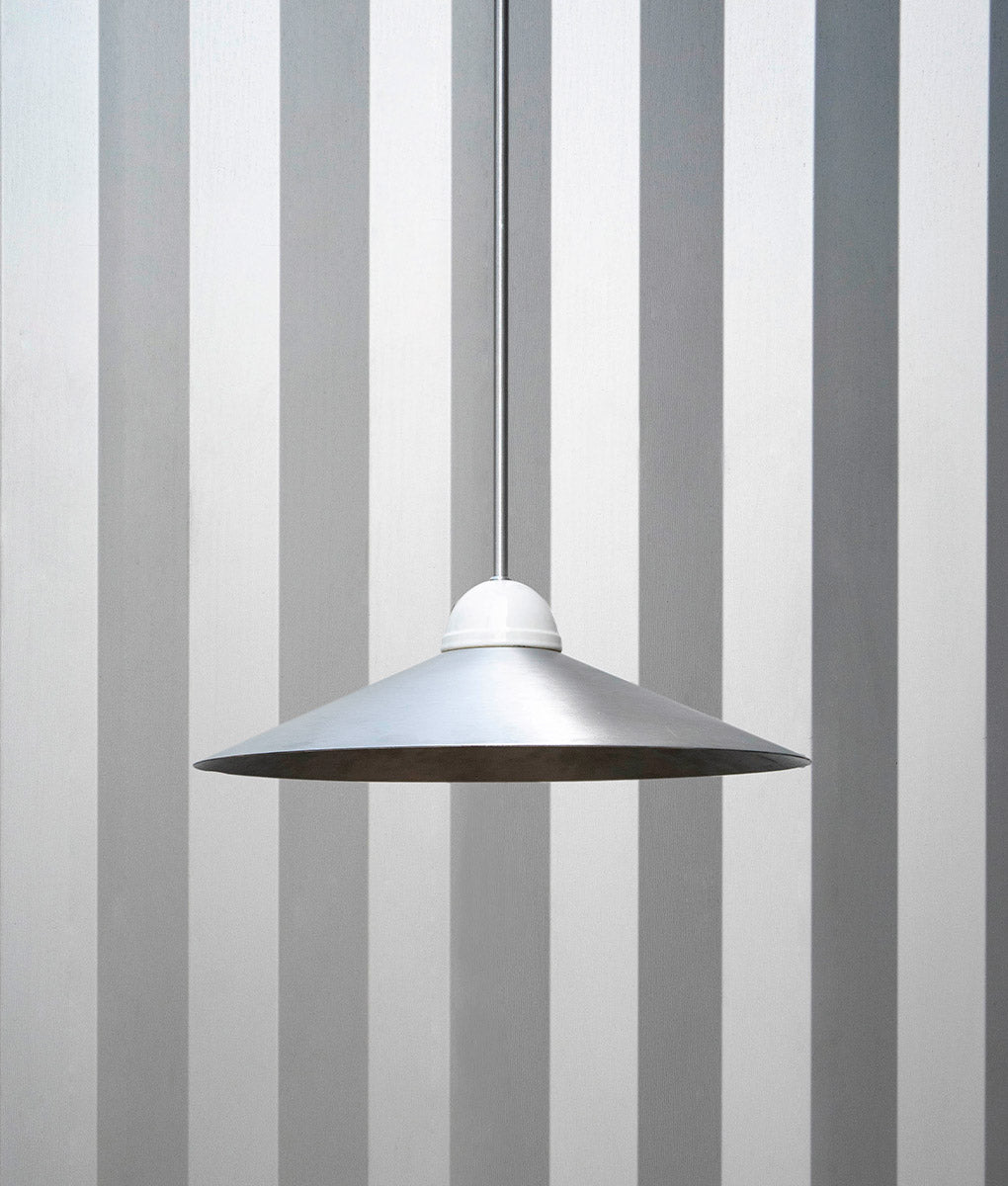 La Quincaillerie moderne - Luste "Démodé", aluminium brossé et porcelaine émaillée blanche. Abat-jour évasé en aluminium brossé. Fabrication artisanale en Italie, assemblé à Paris. 