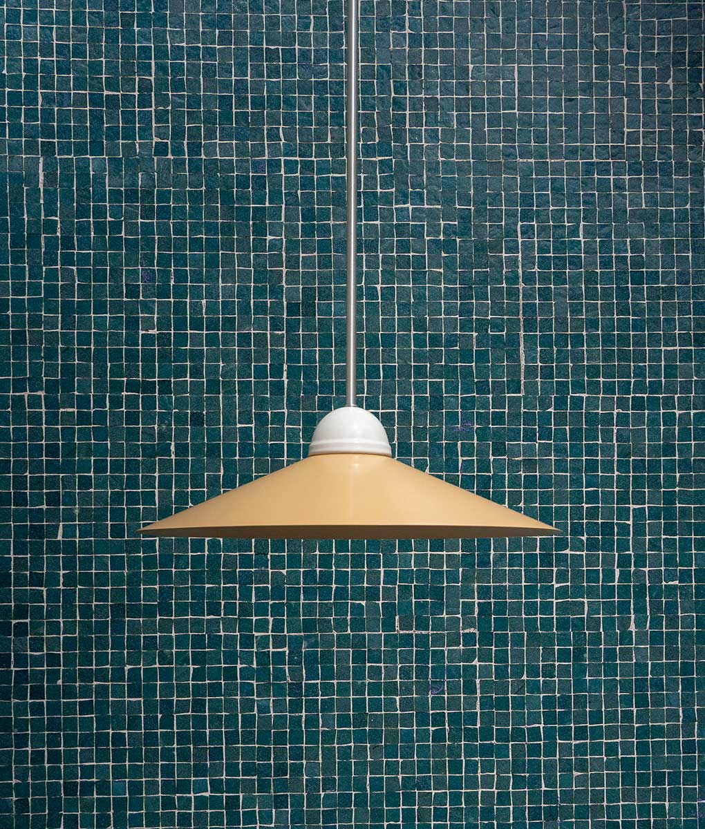 La Quincaillerie moderne - Luste "Démodé", aluminium brossé et porcelaine émaillée blanche. Abat-jour évasé beige. Fabrication artisanale en Italie, assemblé à Paris. 