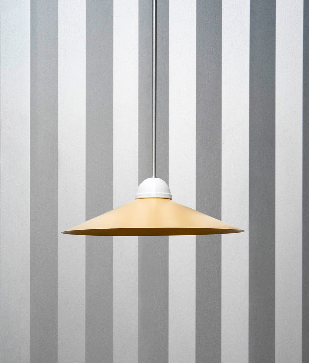 La Quincaillerie moderne - Luste "Démodé", aluminium brossé et porcelaine émaillée blanche. Abat-jour évasé beige. Fabrication artisanale en Italie, assemblé à Paris. 