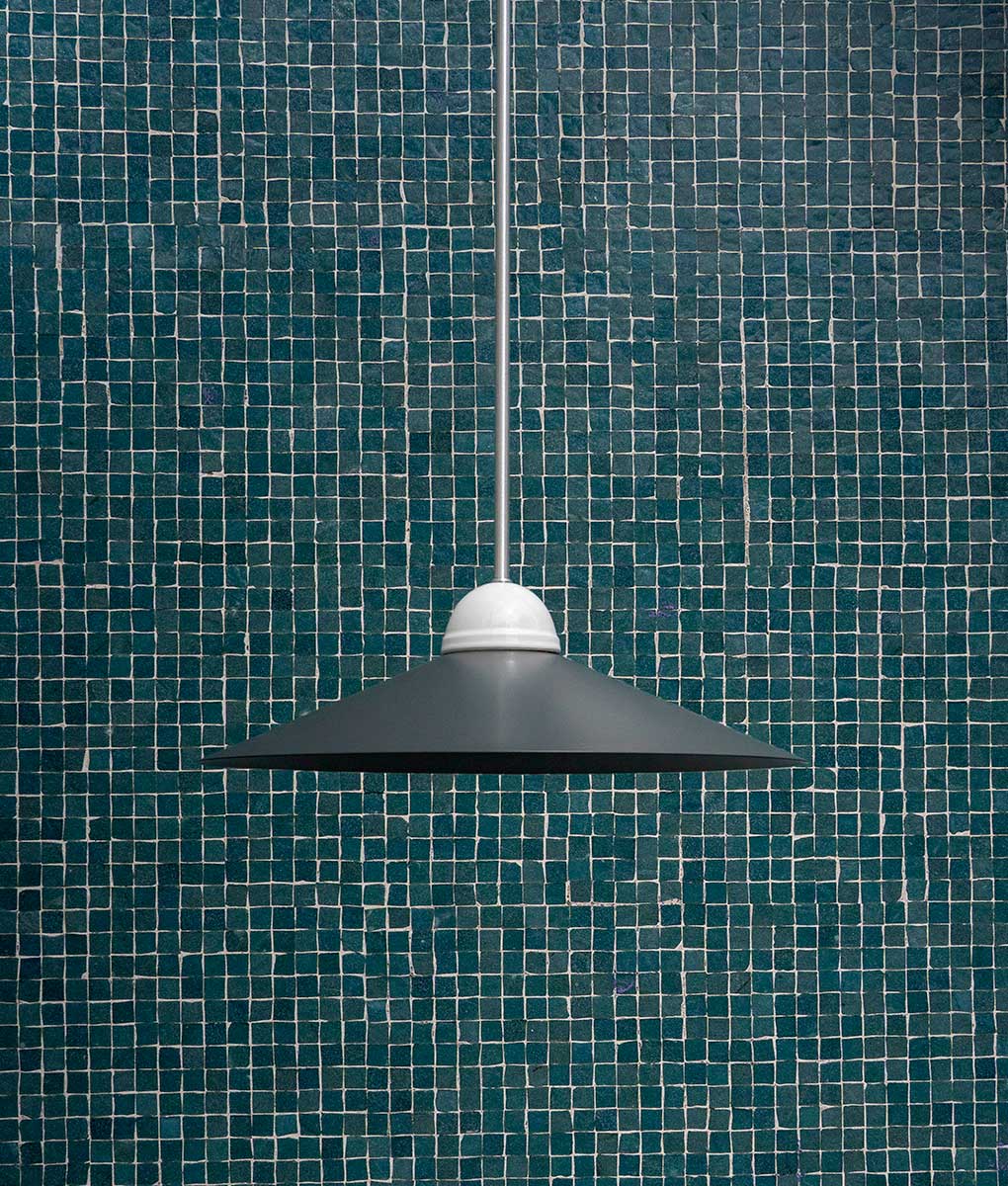 La Quincaillerie moderne - Luste "Démodé", aluminium brossé et porcelaine émaillée blanche. Abat-jour évasé noir. Fabrication artisanale en Italie, assemblé à Paris. 