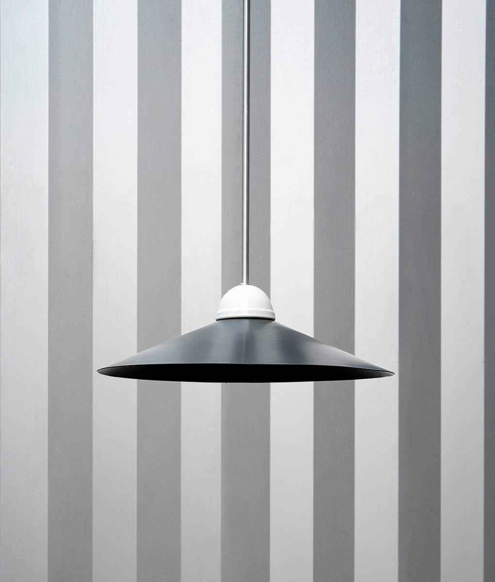 La Quincaillerie moderne - Luste "Démodé", aluminium brossé et porcelaine émaillée blanche. Abat-jour évasé noir. Fabrication artisanale en Italie, assemblé à Paris. 