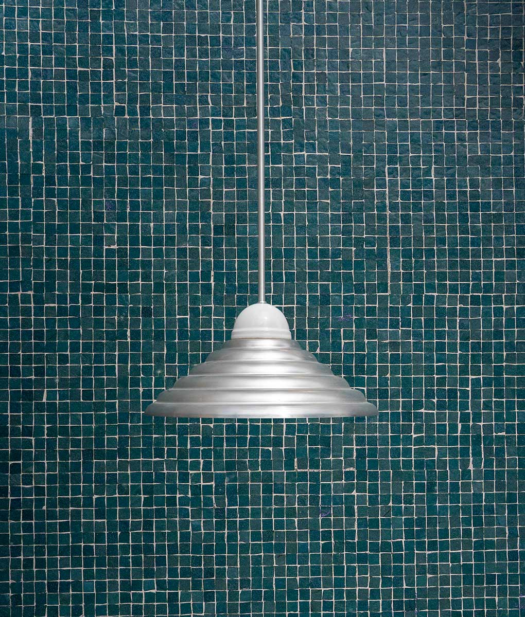 La Quincaillerie moderne - Luste "Démodé", aluminium brossé et porcelaine émaillée blanche. Abat-jour cannelé. Fabrication artisanale en Italie, assemblé à Paris. 