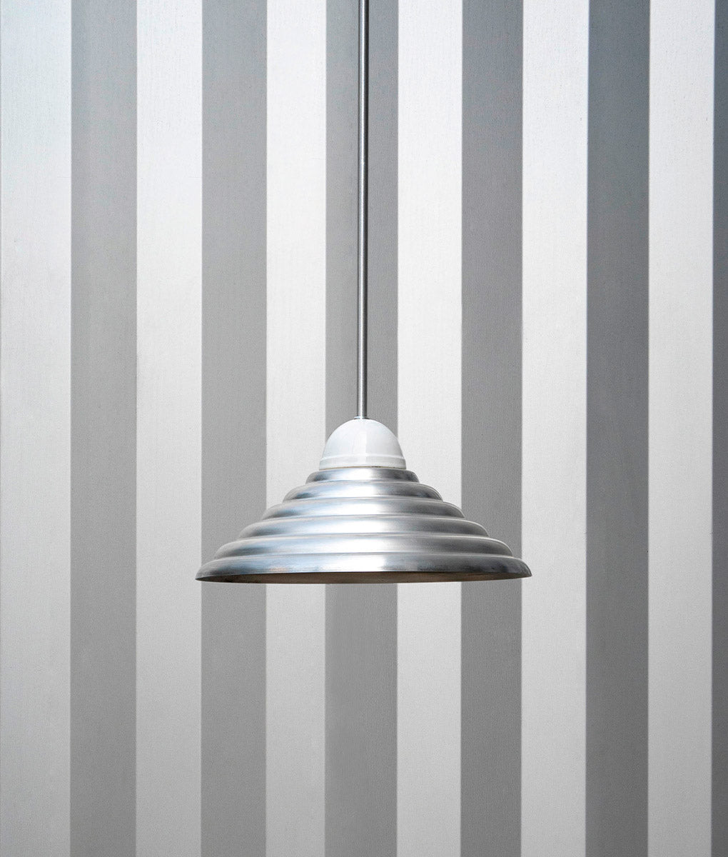La Quincaillerie moderne - Luste "Démodé", aluminium brossé et porcelaine émaillée blanche. Abat-jour cannelé. Fabrication artisanale en Italie, assemblé à Paris. 