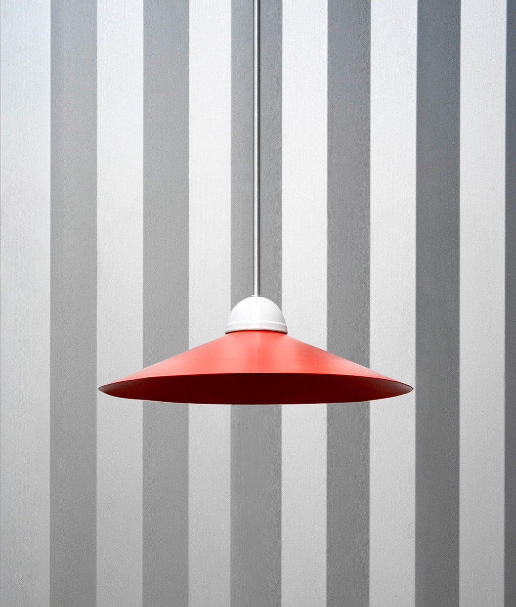 La Quincaillerie moderne - Luste "Démodé", aluminium brossé et porcelaine émaillée blanche. Abat-jour évasé noir. Fabrication artisanale en Italie, assemblé à Paris. 