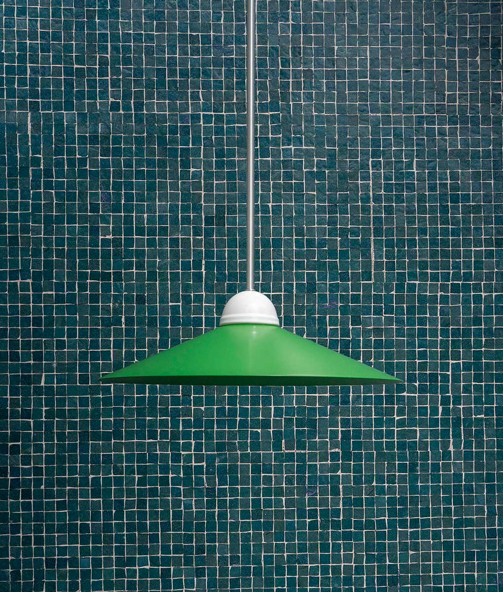 La Quincaillerie moderne - Luste "Démodé", aluminium brossé et porcelaine émaillée blanche. Abat-jour évasé vert. Fabrication artisanale en Italie, assemblé à Paris.