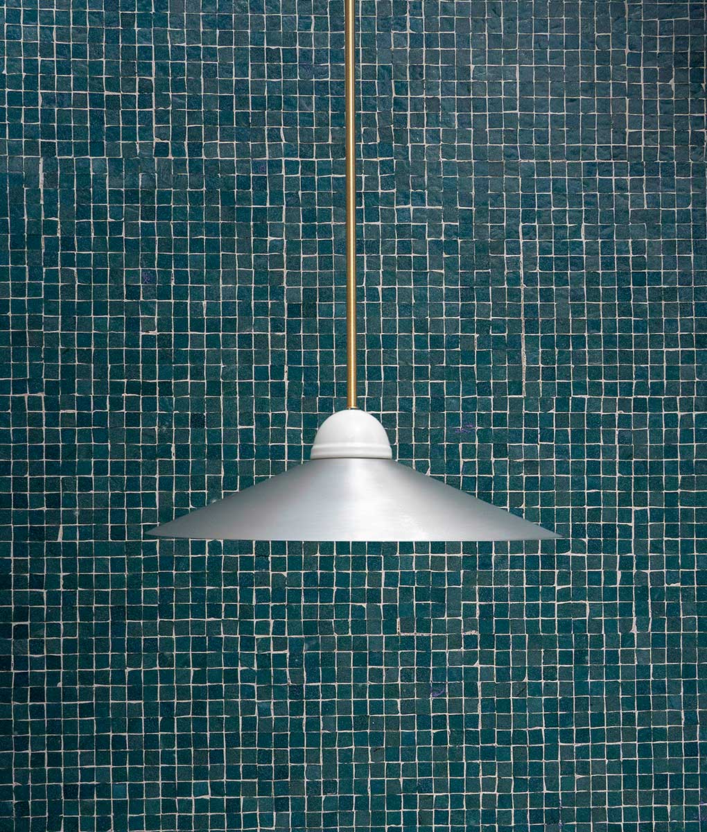 La Quincaillerie moderne - Luste "Démodé", laiton brossé et porcelaine émaillée blanche. Abat-jour évasé en aluminium brossé. Fabrication artisanale en Italie, assemblé à Paris. 