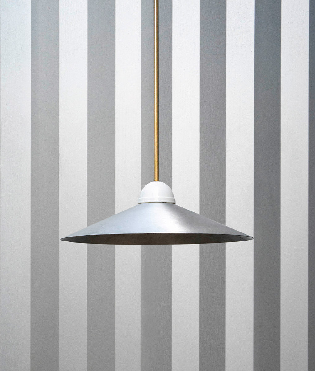 La Quincaillerie moderne - Luste "Démodé", laiton brossé et porcelaine émaillée blanche. Abat-jour évasé en aluminium brossé. Fabrication artisanale en Italie, assemblé à Paris. 