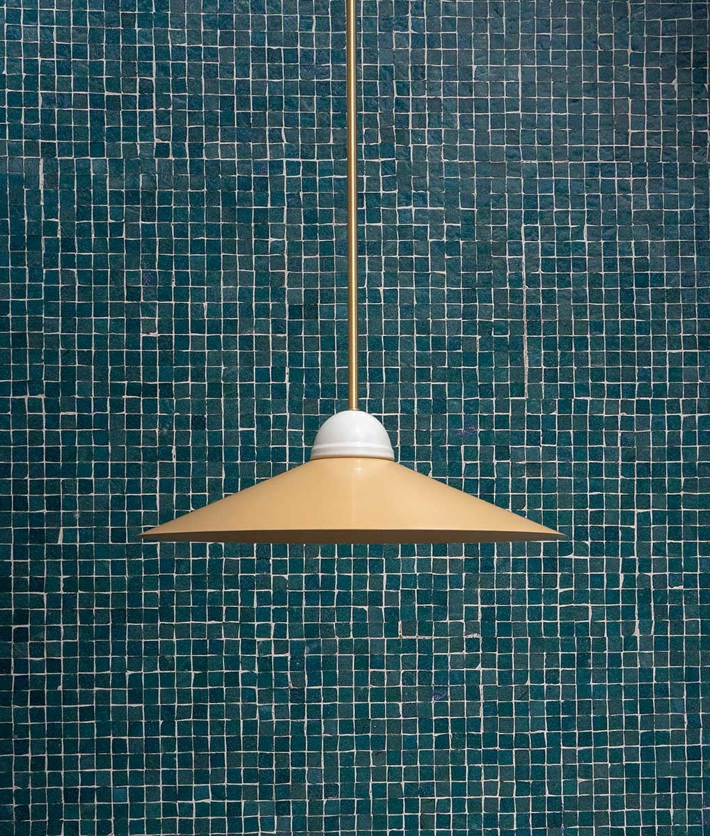 La Quincaillerie moderne - Luste "Démodé", laiton brossé et porcelaine émaillée blanche. Abat-jour évasé beige. Fabrication artisanale en Italie, assemblé à Paris. 