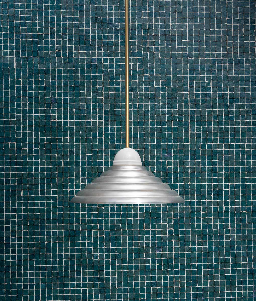 La Quincaillerie moderne - Luste "Démodé", laiton brossé et porcelaine émaillée blanche. Abat-jour cannelé en aluminium. Fabrication artisanale en Italie, assemblé à Paris. 