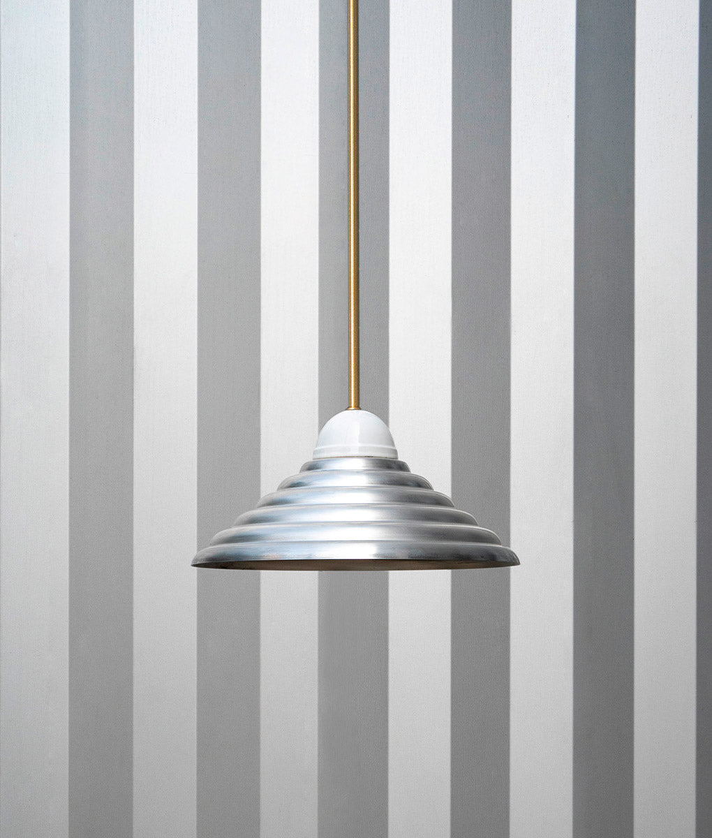 La Quincaillerie moderne - Luste "Démodé", laiton brossé et porcelaine émaillée blanche. Abat-jour cannelé en aluminium. Fabrication artisanale en Italie, assemblé à Paris. 