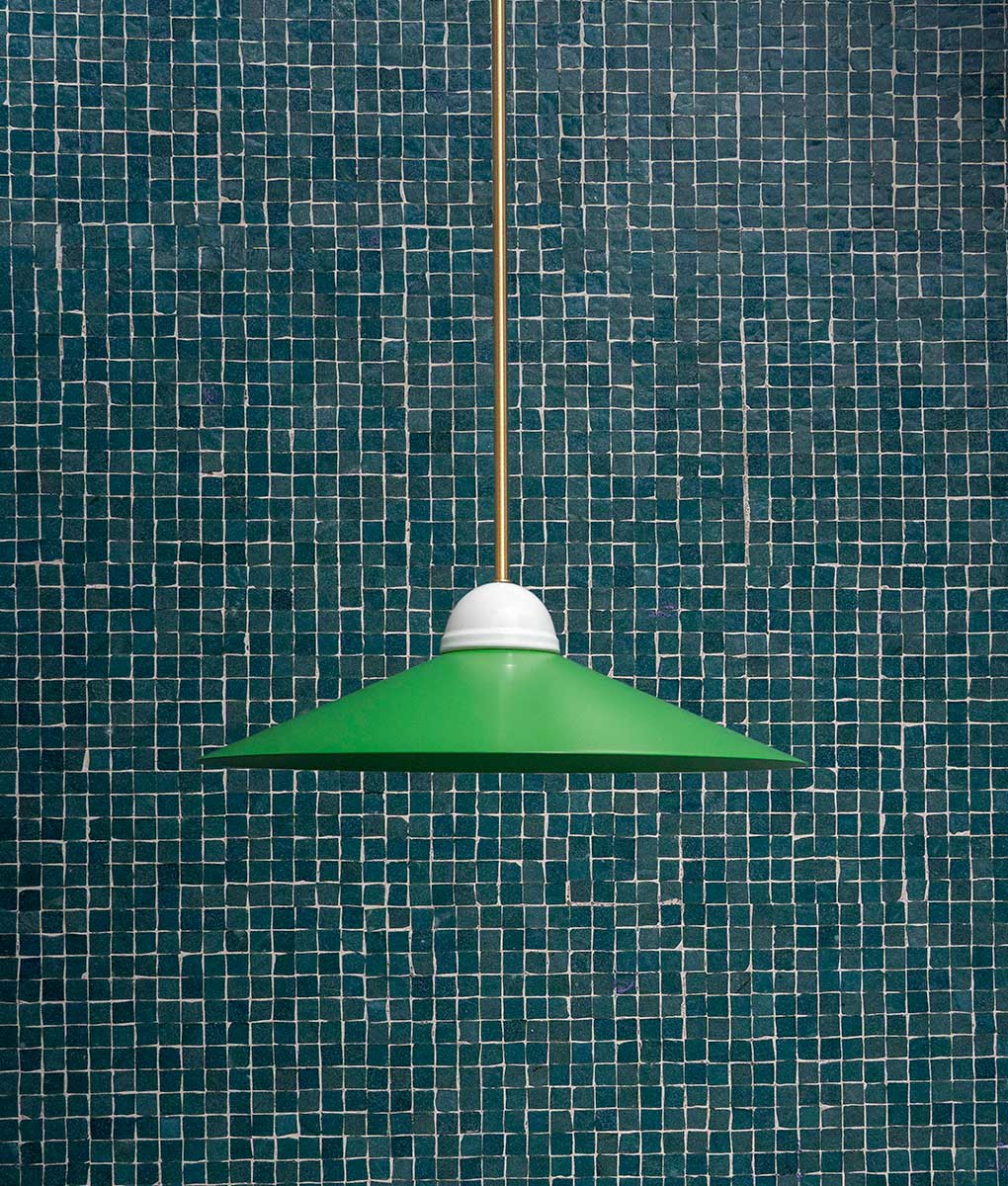 La Quincaillerie moderne - Luste "Démodé", laiton brossé et porcelaine émaillée blanche. Abat-jour évasé vert. Fabrication artisanale en Italie, assemblé à Paris. 