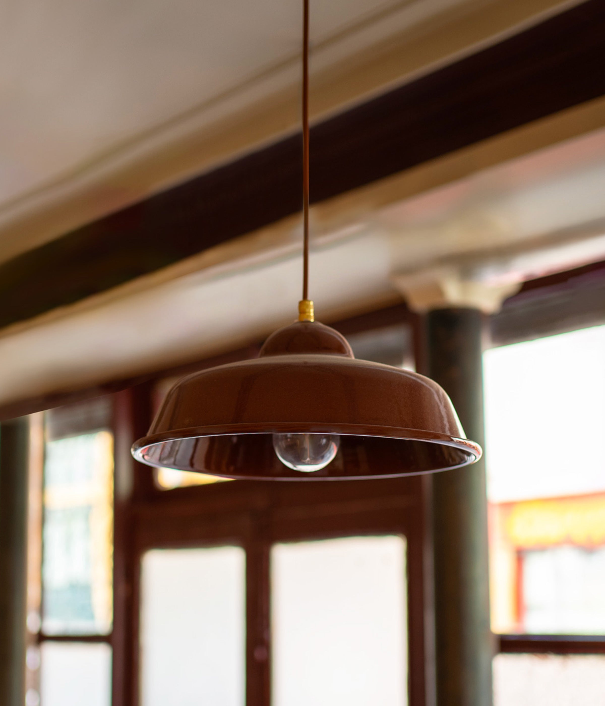 La Quincaillerie moderne - Suspension "Rétro" , métal émaillé, laiton, fabriquée en Europe. À Paris, chez Nini restaurant.