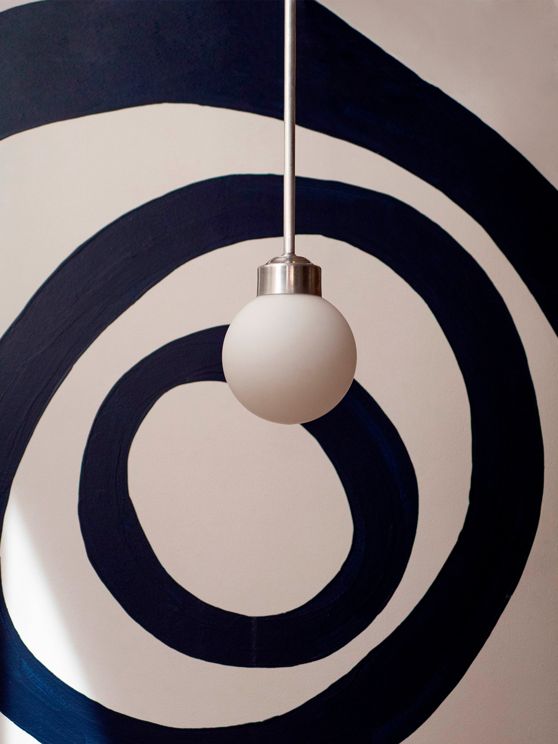 La Quincaillerie moderne - Suspension "Bistro" métal, petit globe en opaline mate. 