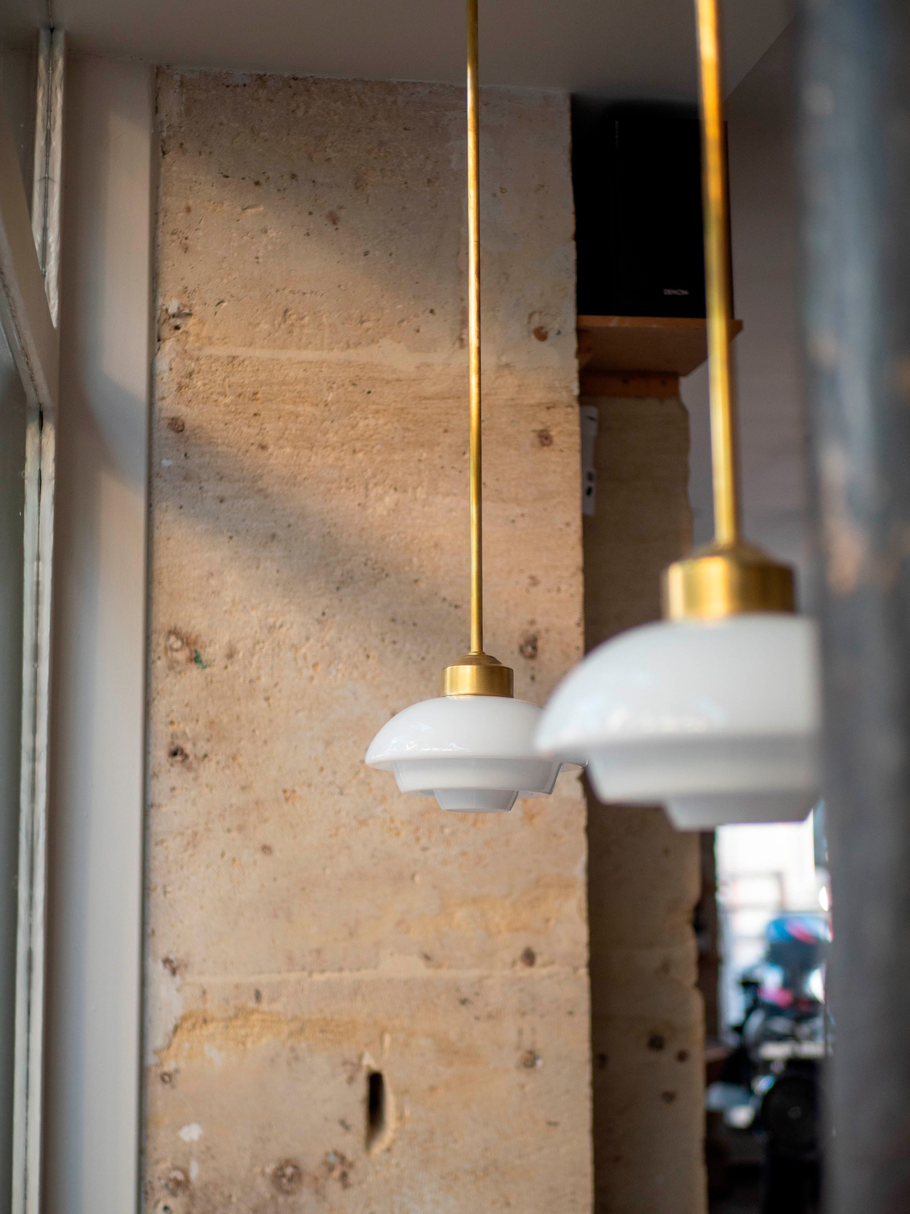 La Quincaillerie moderne - Suspension" Bistro" Laiton avec un globe en opaline mate. À Paris, chez Formaticus. 