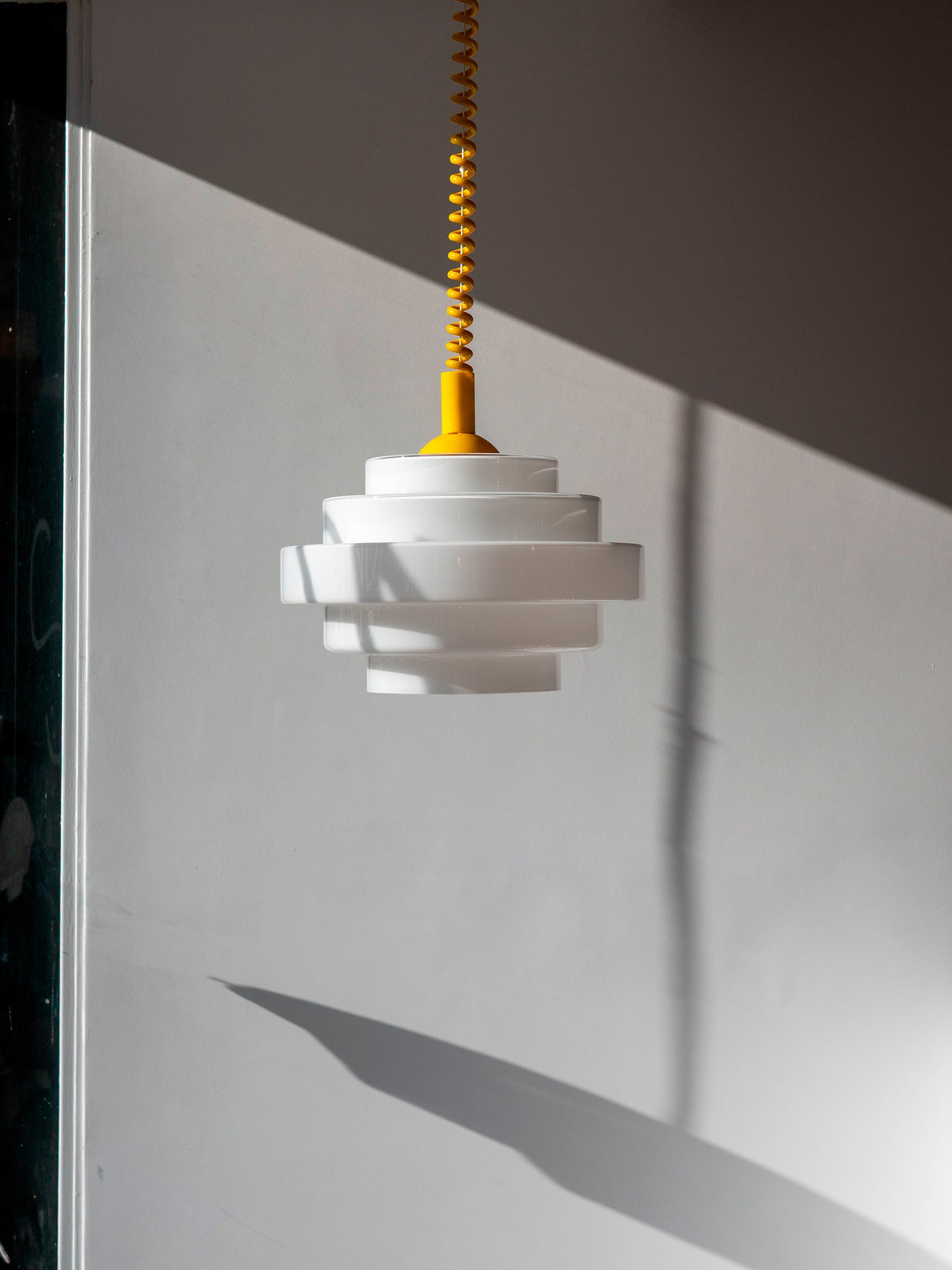 La Quincaillerie moderne - Suspension monte et baisse "Coup de fil", grande verrerie en opaline satinée, modèle V. 