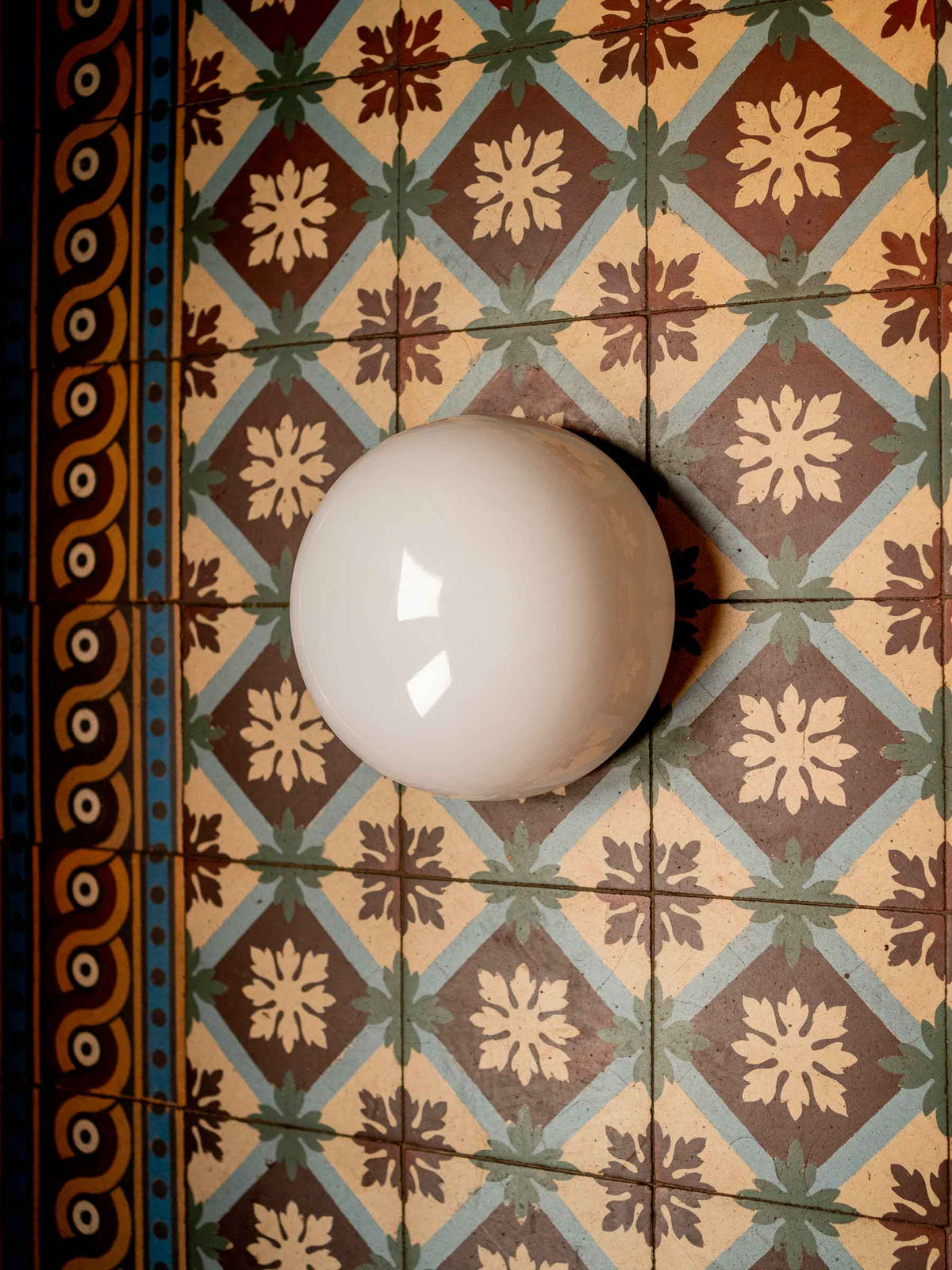 La Quincaillerie moderne - Applique et plafonnier "Circulations", verrerie "Champignon" en opaline satinée. Fabriqué dans des manufactures européennes, assemblé à Paris. 