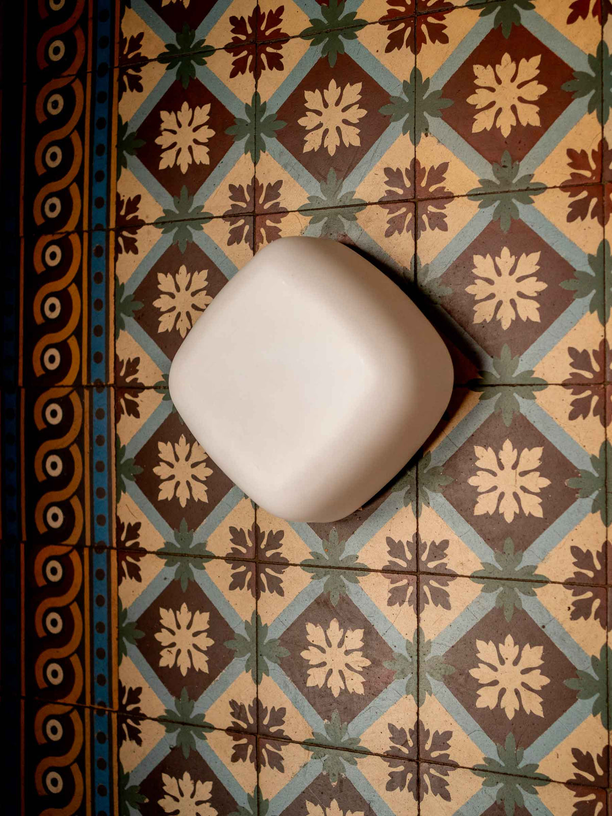 La Quincaillerie moderne - Applique et plafonnier "Circulations" carré en opaline mate, petit modèle. Fabriqué dans des manufactures européennes, assemblé à Paris. 