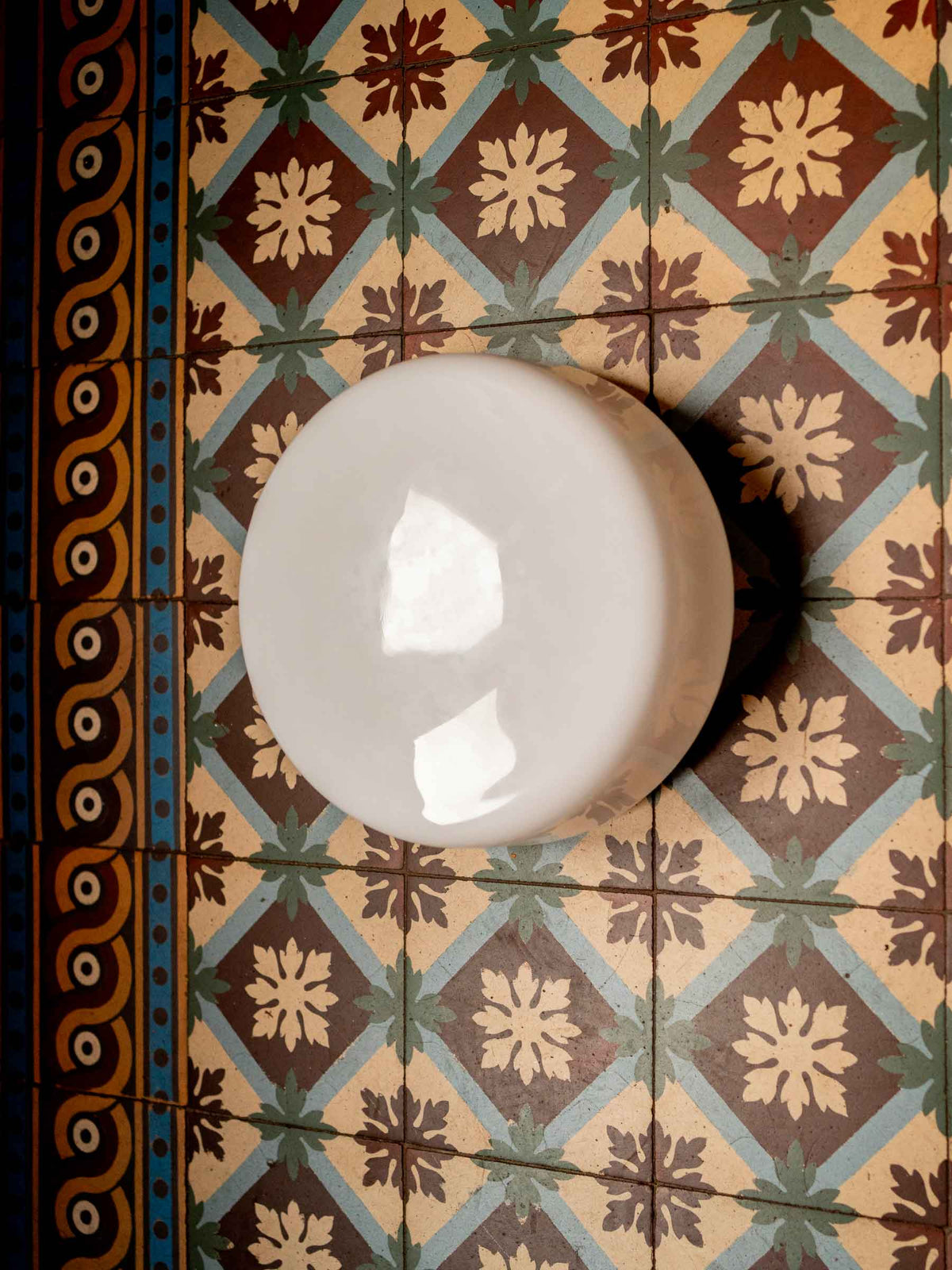 La Quincaillerie moderne - Applique et plafonnier "Circulations" circulaire en opaline satinée, petit modèle. Fabriqué dans des manufactures européennes, assemblé à Paris. 
