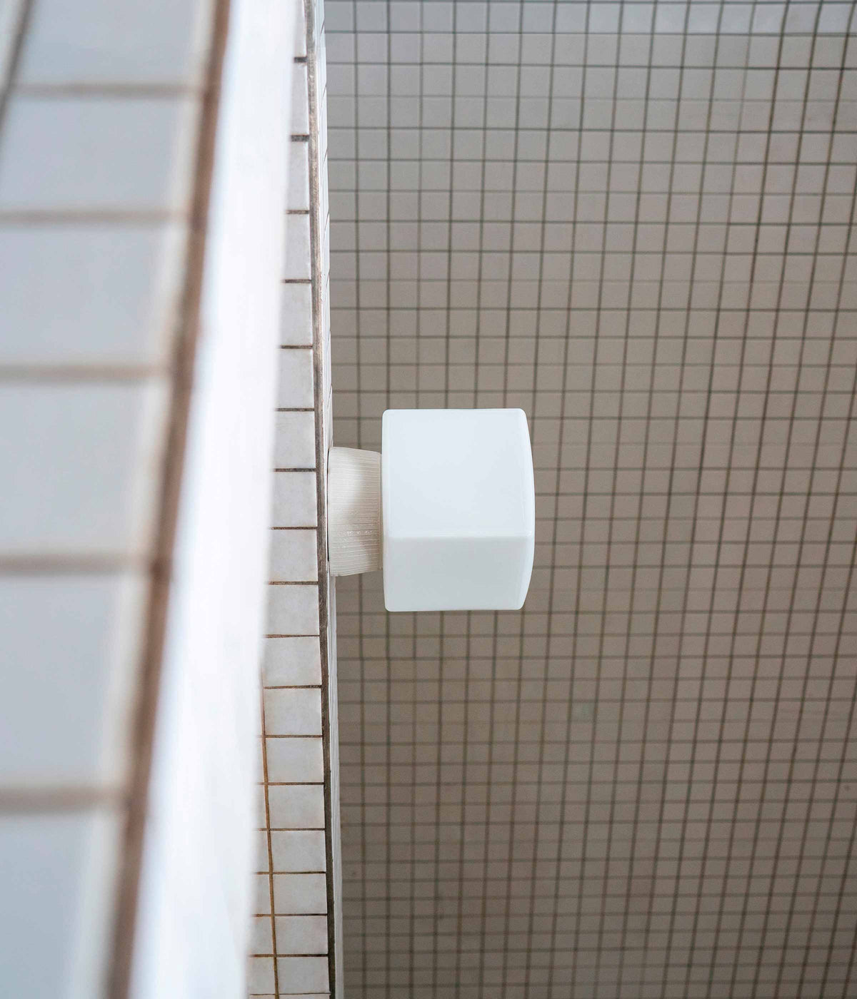 La Quincaillerie moderne - applique "Grège" en porcelaine industrielle et verre opalin - Verrerie "cube" en opaline mate. 