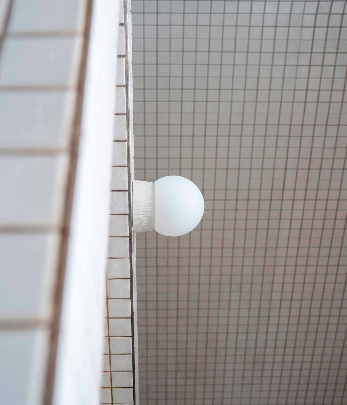 La Quincaillerie moderne - applique "Grège" en porcelaine industrielle et verre opalin - Très petit globe en opaline mate, ø 12,5 cm. 