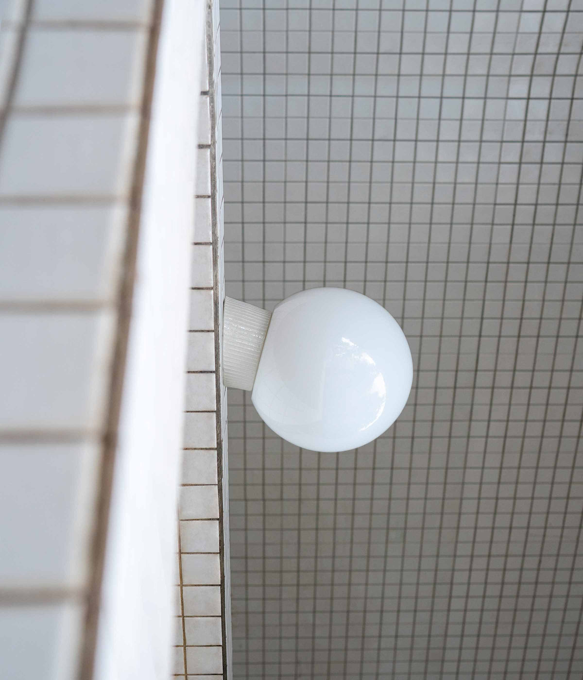 La Quincaillerie moderne - Applique inclinée "Grège" porcelaine industrielle et verre opalin satiné. Socle à fines cannelures, grand globe, ø 20 cm. 