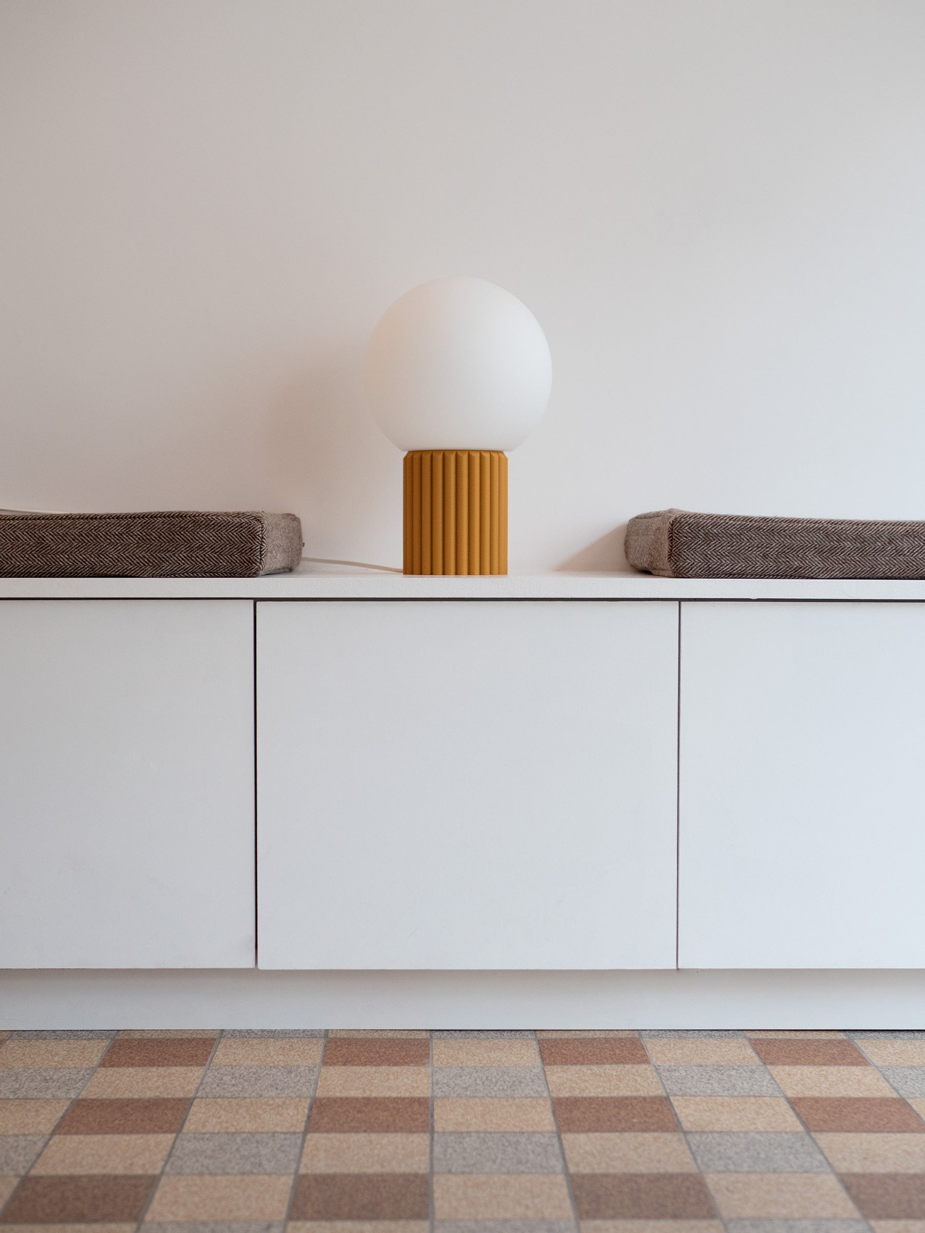 La Quincaillerie moderne - Lampe à poser "Colonnade", socle jaune safran à larges cannelures, grand globe en opaline mate. 