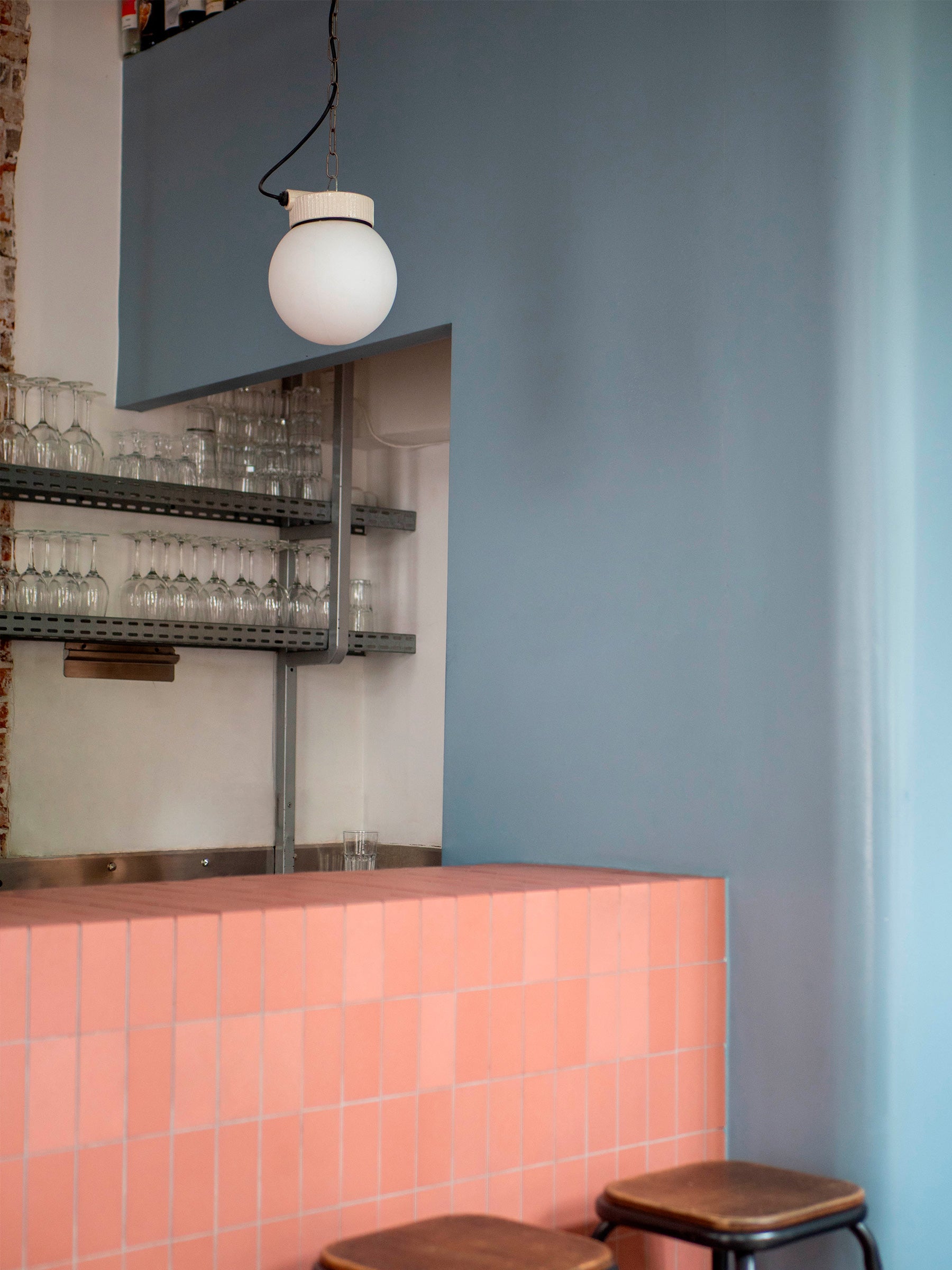 La Quincaillerie moderne - Suspension industrielle "Grège" en opaline mate et porcelaine brute. Chez Ajar, restaurant à Paris 