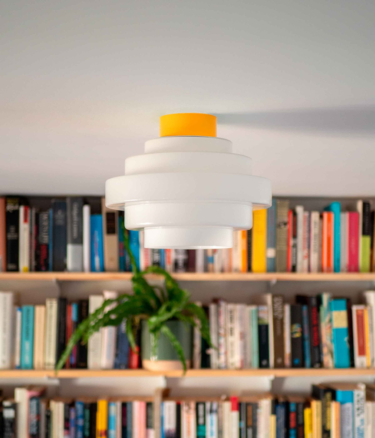 La Quincaillerie moderne - Plafonnier "En cascade" en opaline satinée, socle jaune tournesol. Fabriqué en Europe et assemblé à la demande dans notre atelier à Paris. 