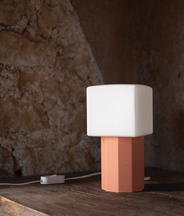 Lampe à poser "Colonnade", base à facettes, verrerie "cube" mate, vieux rose - La Quincaillerie moderne