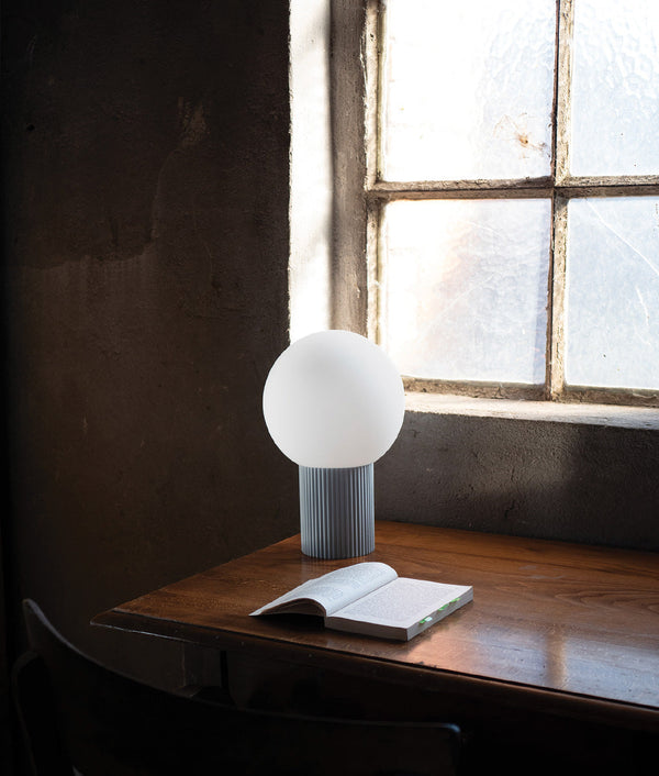 Lampe à poser "Colonnade", base à fines cannelures, verrerie boule mate, grand modèle, bleu glacier - La Quincaillerie moderne