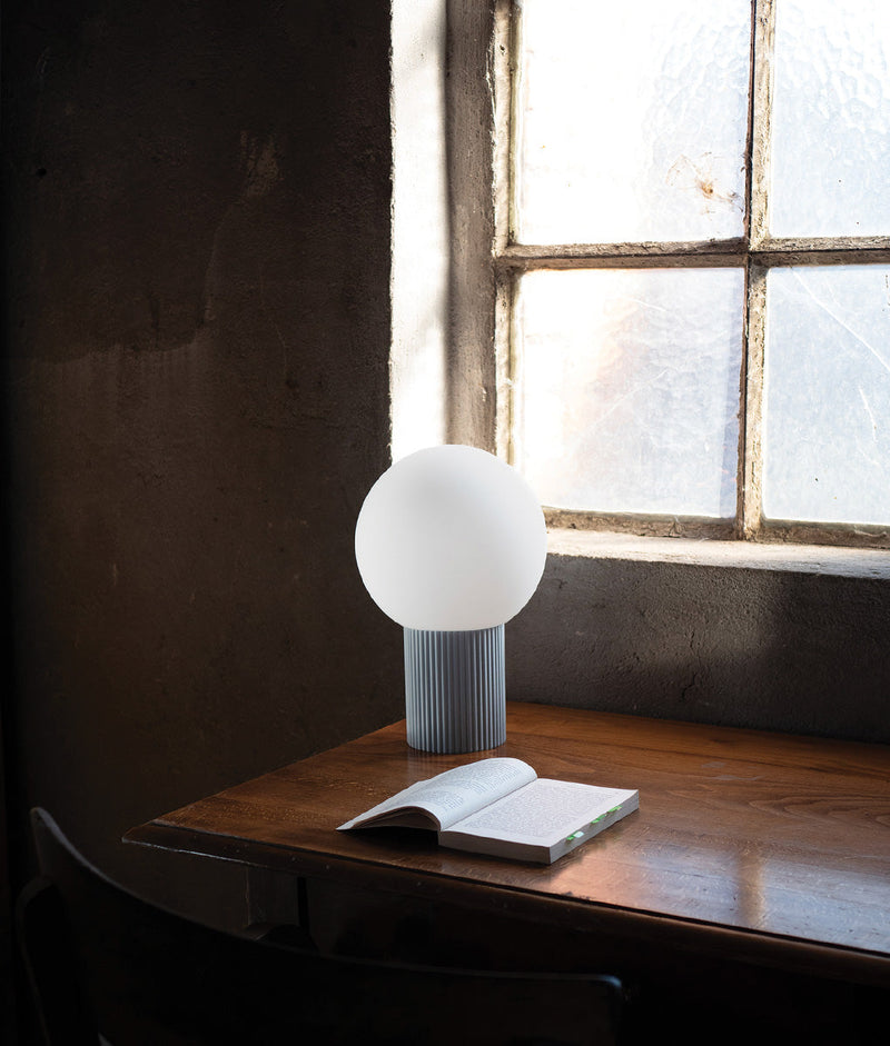 Lampe à poser "Colonnade", base à fines cannelures, verrerie boule mate, grand modèle, bleu glacier - La Quincaillerie moderne