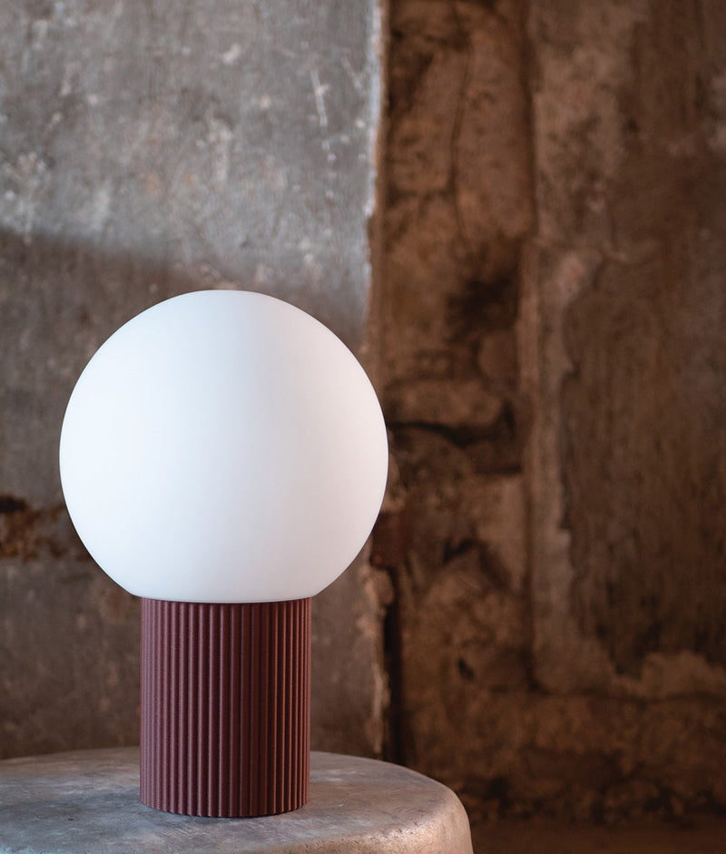 Lampe à poser Colonnade, base à fines cannelures, verrerie boule mat – La  Quincaillerie moderne